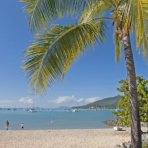 Colonial Court Beachfront & 3* Airlie Beach